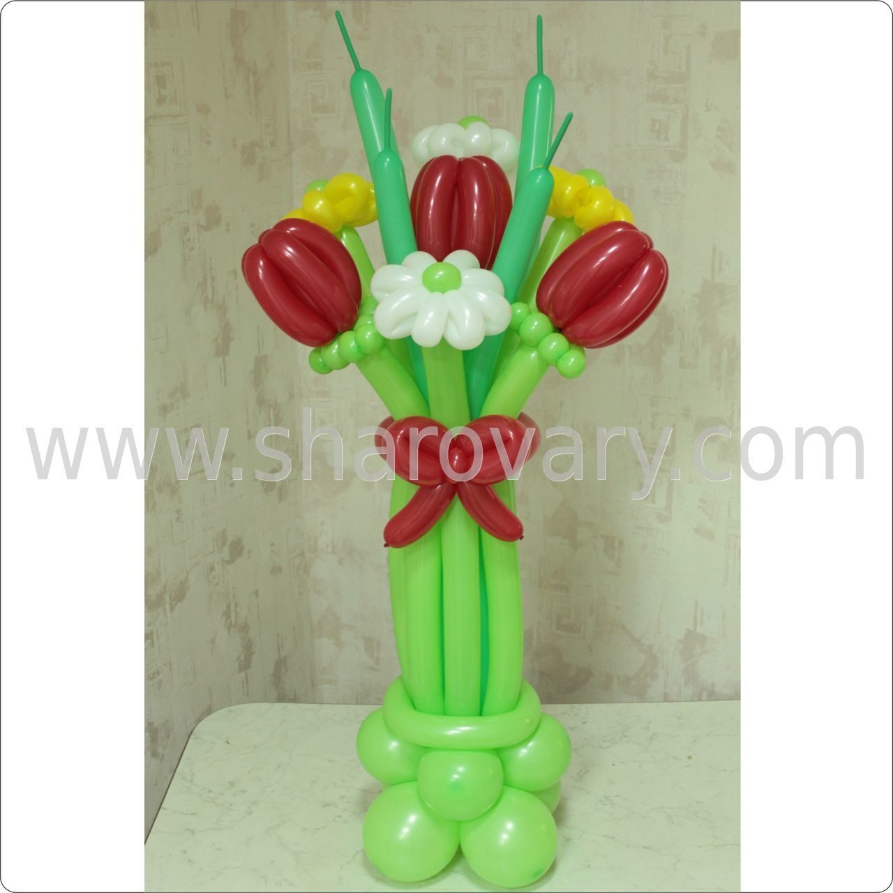 Голубая ваза с 7 белыми цветами из воздушных шаров